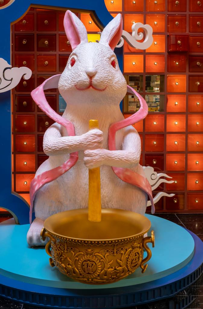 lapin blanc avec un pilon