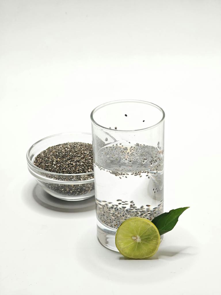 graines de chia dans un verre d'eau en train de se rehydrater